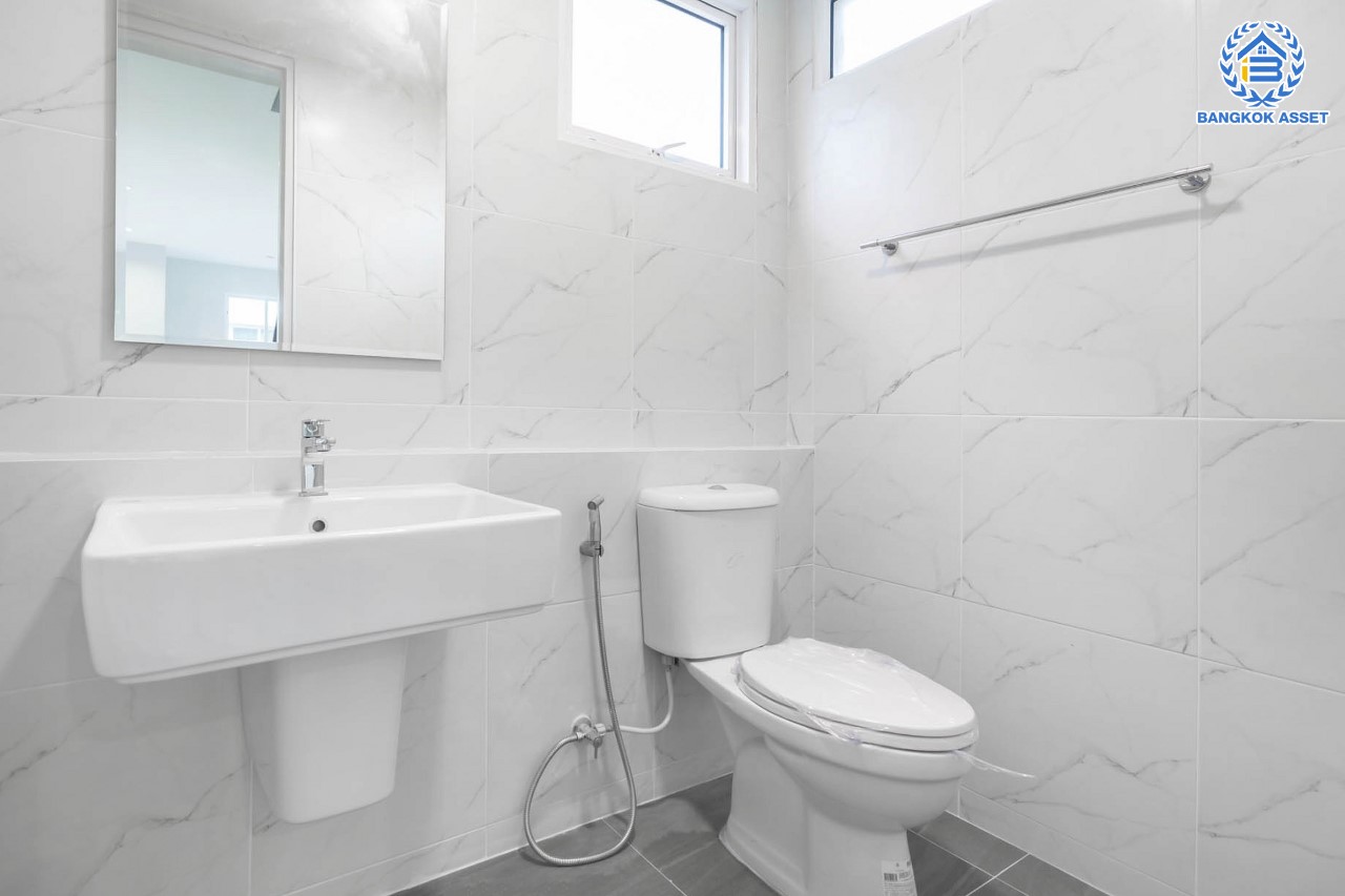 บ้านมือสองตกแต่งใหม่ แบรนด์ Sansiri ม.ฮาบิเทีย บางใหญ่ หลังมุม เนื้อที่ 58.8 ตร.ว. ฟังก์ชัน 3 ห้องนอน 3 ห้องน้ำ จอดรถได้ 2 คัน บนทำเลเดินทางสะดวก เชื่อมสู่ย่านใจกลางเมืองได้อย่างรวดเร็ว ใกล้เซ็นทรัลเวสต์เกต และรถไฟฟ้าสายสีม่วง "สถานีคลองบางไผ่"